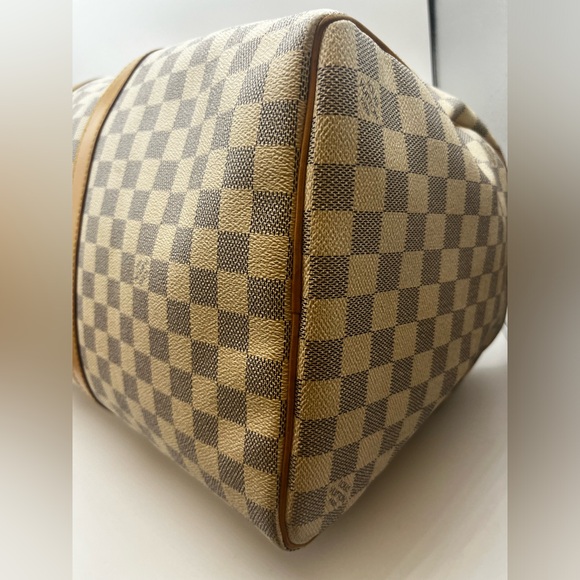 Louis Vuitton Damier Azure double zippered Keepall. - Picture 12 of 16